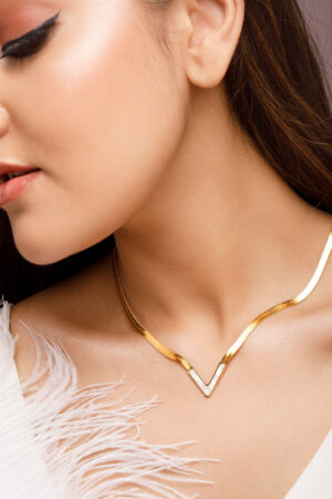 Black Pearll Voguish 18K Gold Plated Stainless Steel Waterproof Snake Chain With V Shaped Shell Pendant.